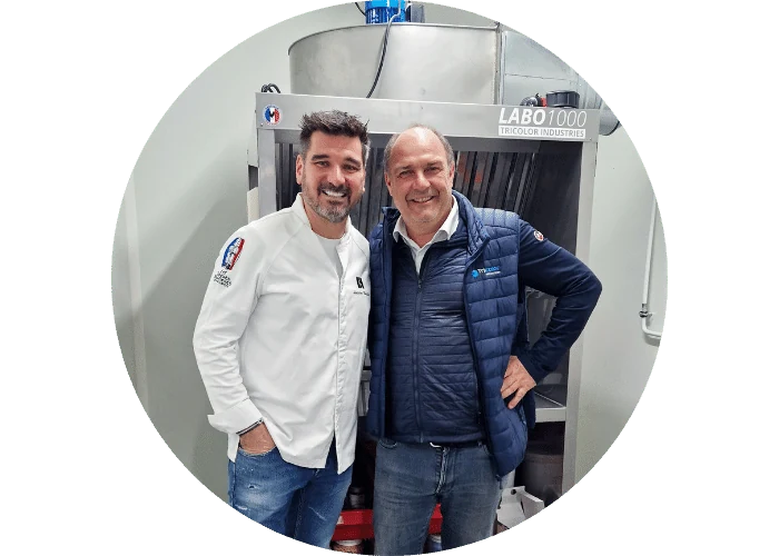 Sébastien Bouillet et Tricolor Industries devant la cabine GUSTO