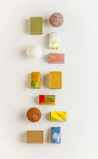 Bonbons en chocolat aux coques colorées