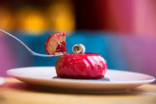 Entremets individuel au glaçage rouge