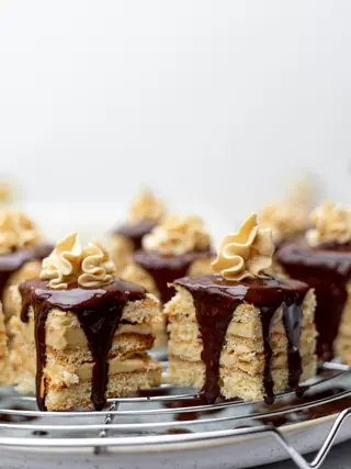 Petits gâteaux nappés de chocolat