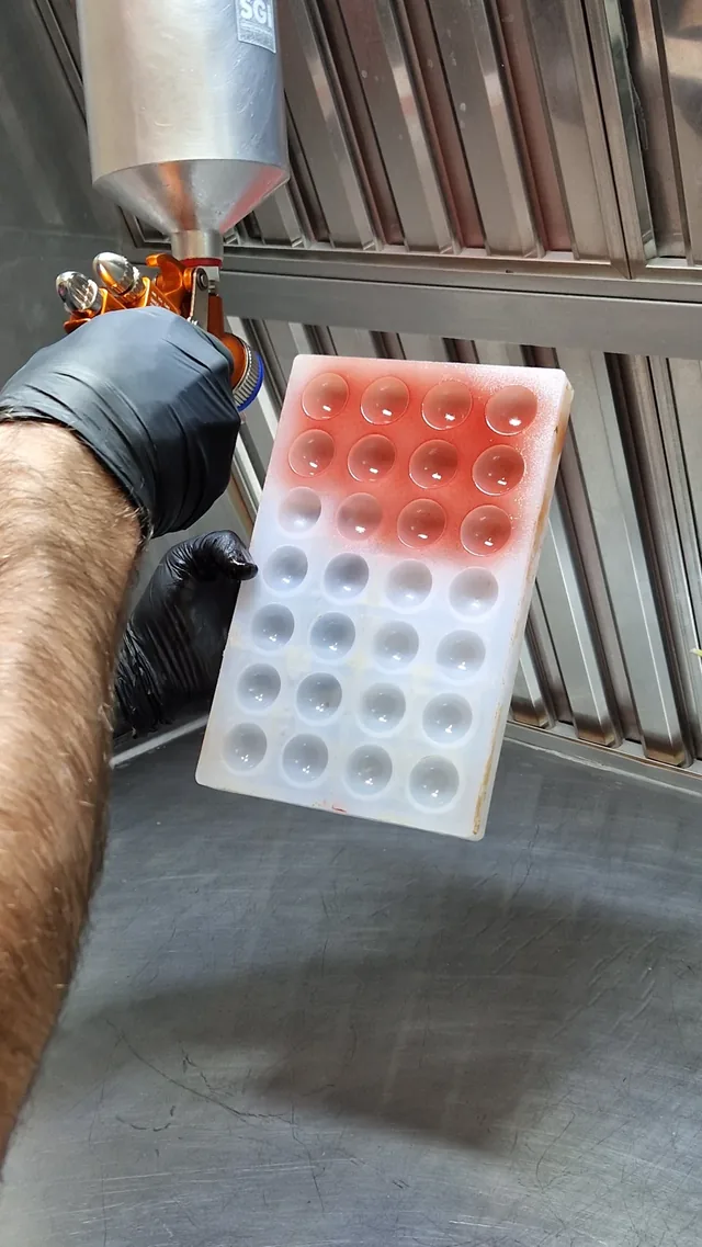 Pulvérisation de beurre de cacao dans la cabine GUSTO du laboratoire Sébastien Bouillet